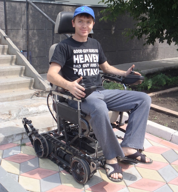 В России изобретена инвалидная коляска-вездеход, которая может подниматься по ступенькам