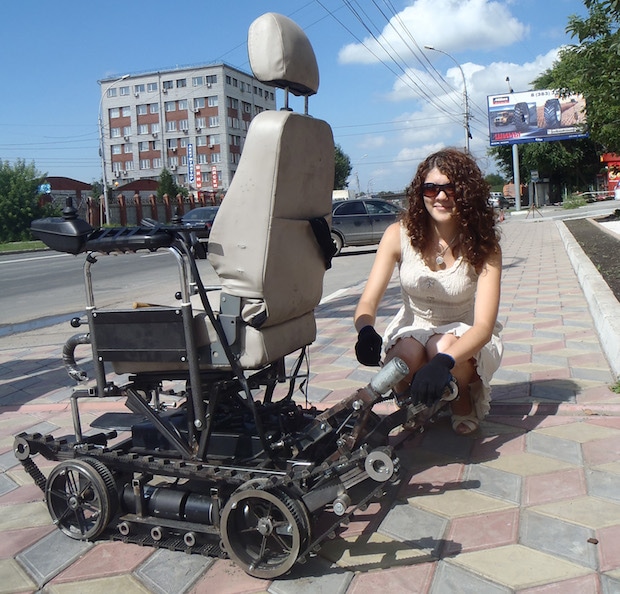 В России изобретена инвалидная коляска-вездеход, которая может подниматься по ступенькам