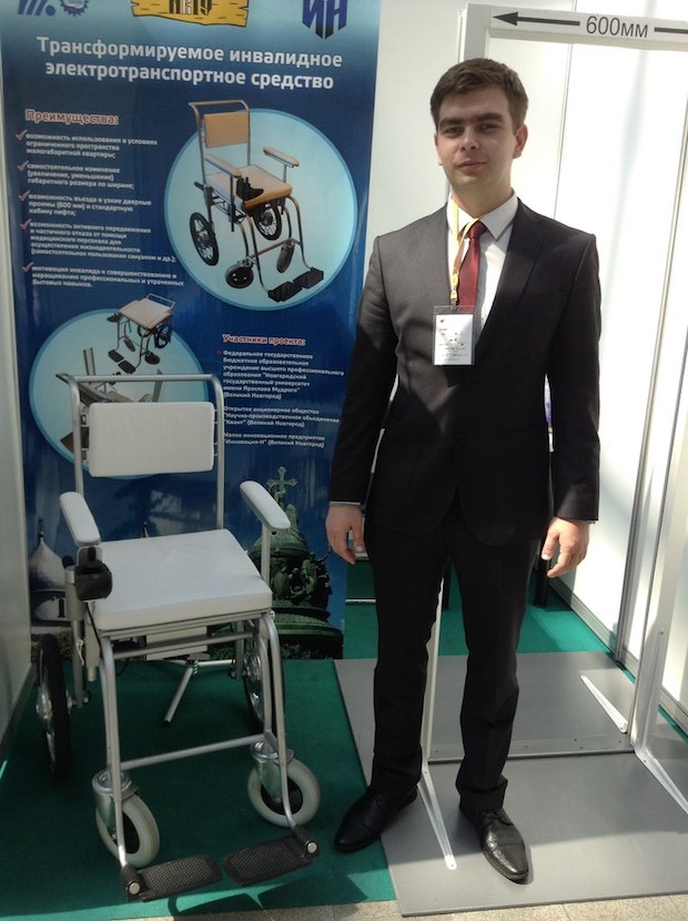 Инвалидное кресло-трансформер разработал Виктора Карпушина и специалистов ОАО «Научно-производственное Объединение «Квант» из нижнего Новгорода.