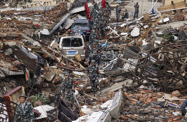 Поиски выживших после землетрясения
