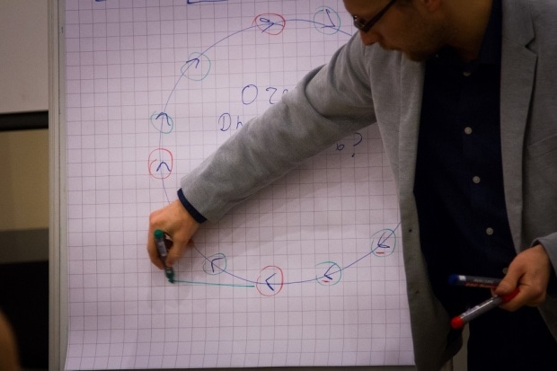 Егор Кудаков, главный редактор фандрайзинг-рассылки ЦРНО, рисует циклы доноров