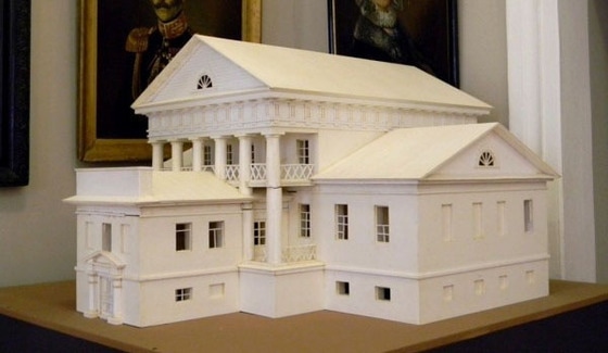 Миниатюрная модель здания, напечатанная на 3D-принтере.