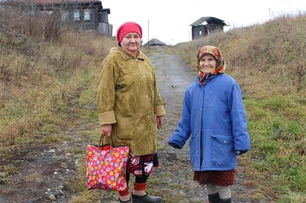 Зухра и Хамайра, жительницы деревни Малый Турыш, принимают участие в производстве меда - собирают ягоды и травы для травяного чая, который является идеальным дополнением крем-меду. Изображение: boomstarter.ru