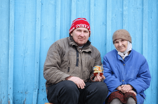 Равиль Санжапов - отец Гузель и пчеловод, на пасеке которого теперь изготавливается крем-мед и травы с ягодами. Изображение: boomstarter.ru