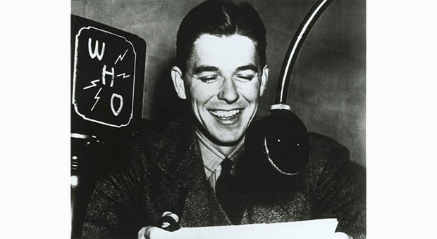 Рональд Рейган во время работы радиоведущим.