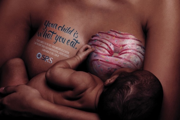 Оригинальная социальная кампания с кормящими матерями и их младенцами