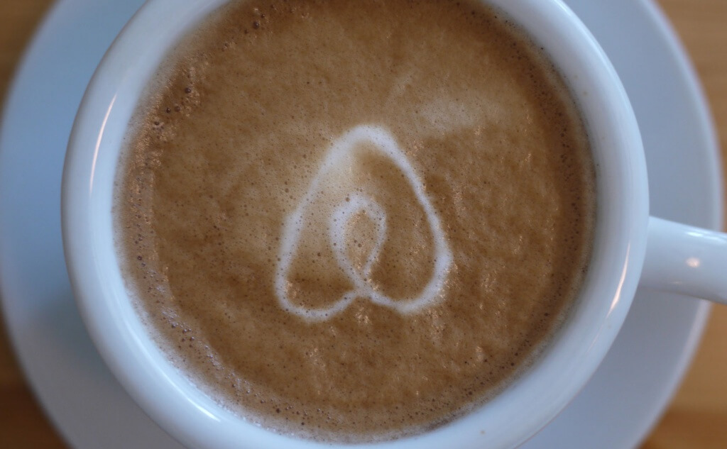 Новый логотип AirBnB на кофейной пенке. Фото: Yuko Honda (Flickr, CC-BY)