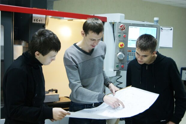 Ученики Центра работают над проектом. Фото: Андрей Юрин.