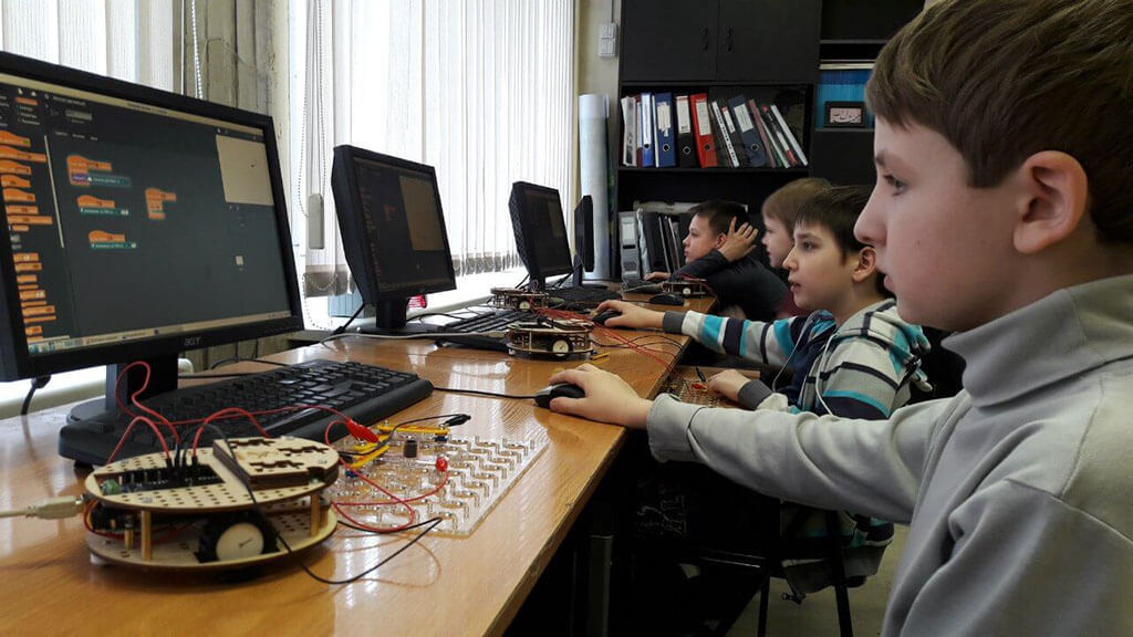 Ученики кружка робототехники KidsFab на занятии по программированию. Фото из архива.