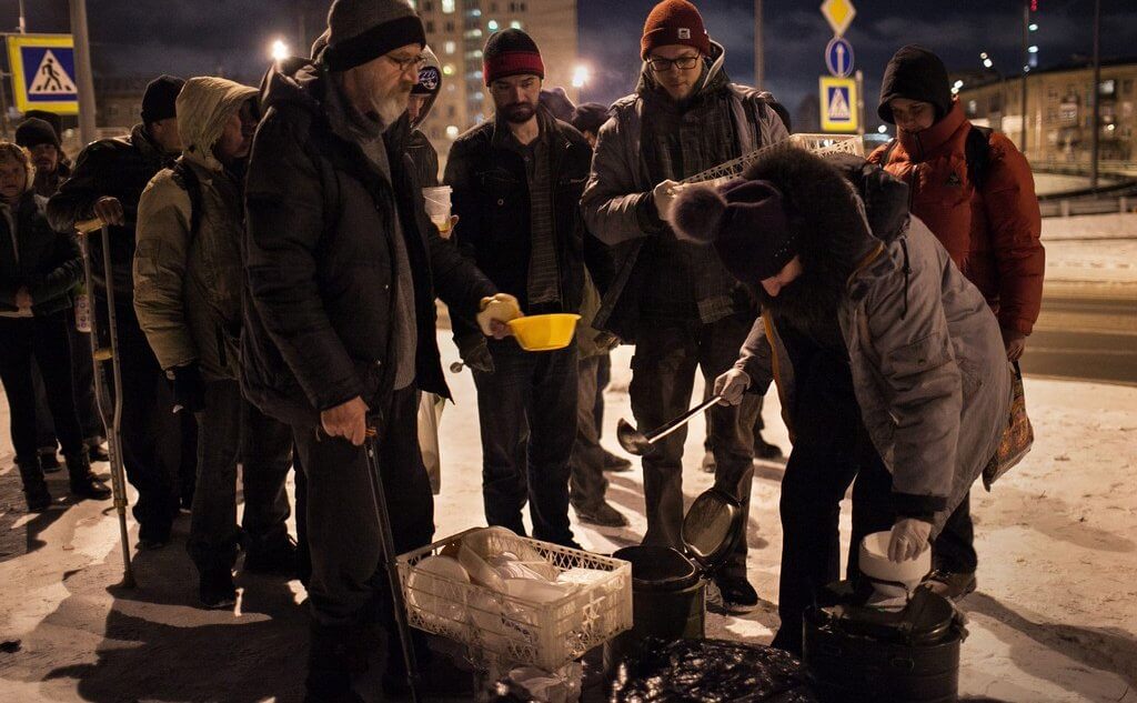 Команда Теплицы помогла общественной организации "Ночлежка" в Петербурге и выехала вместе с волонтерами на рейд, чтобы покормить бездомных людей. Фоторепортаж Ольги Кулага.