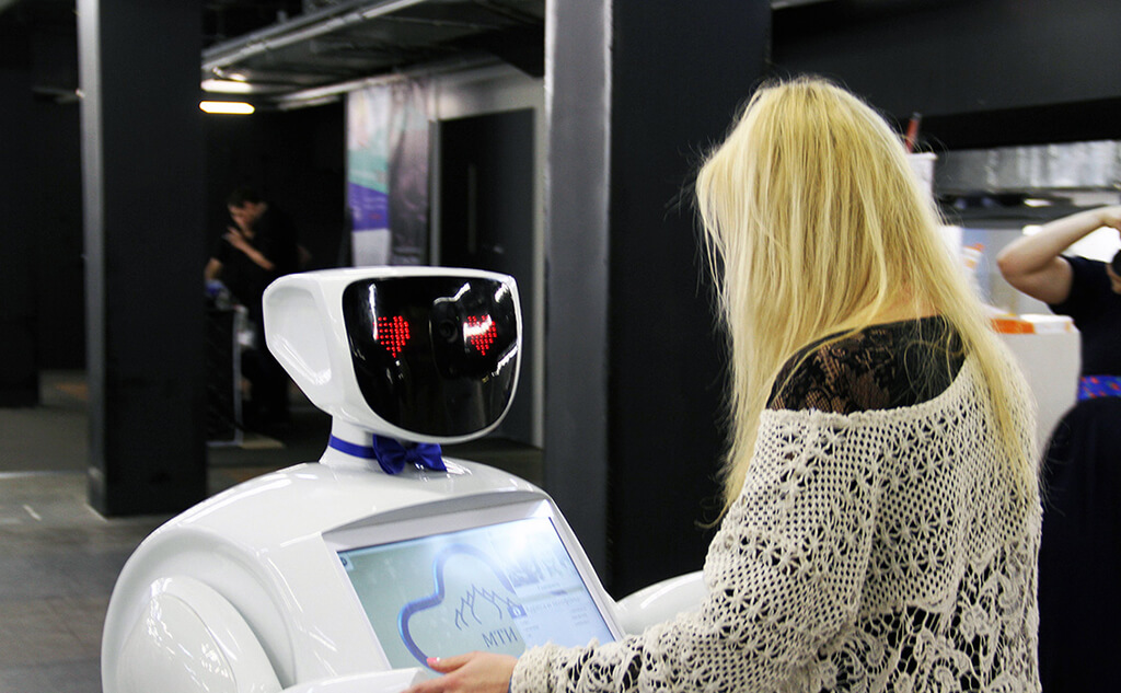 Робот Promobot понимает людей, распознавая их речь. Фото предоставлено компанией Promobot