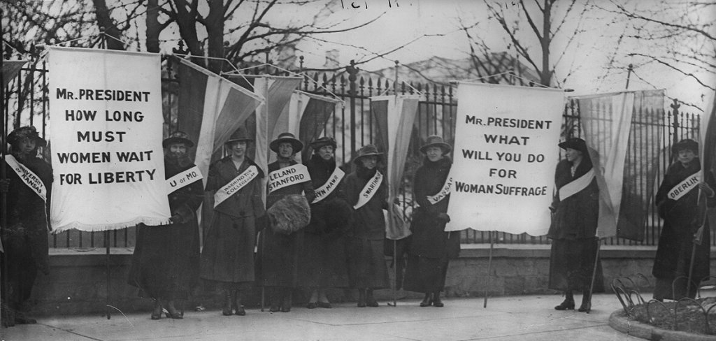 1917 год американские суфражистки пикетируют Белый дом. Изображение с сайта commons.wikimedia.org (ССО)