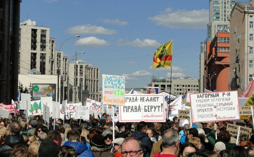 Общественная кампания против закона о реновации стала, пожалуй, самой примечательной и масштабной не только в социальных сетях. На фото: участники протестного митинга в Москве. Автор фото: Максим Ваганов.