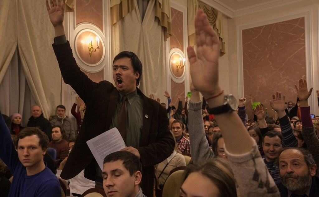 Переполненный зал, в котором проходили общественные слушания. Фото предоставлено Гринпис России