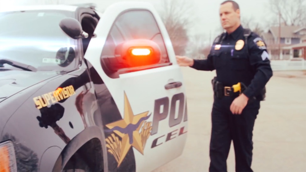 В Цинциннати, штат Огайо, полицейским выдаются портативные камеры, которые им запрещено выключать в течение всей смены. Видео, полученное с камер, анализируют нейросети.