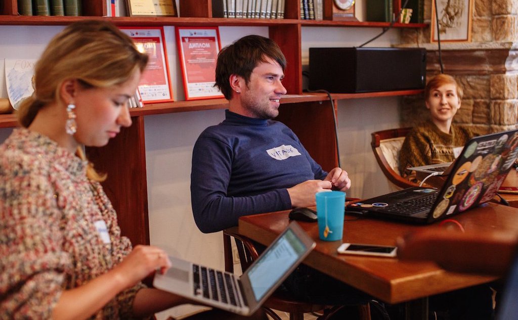 Виталий Есипов (в центре) запустил чат в Телеграме для удобства специалистов, работающих с НКО и социальными активистами. Фото предоставлено пользователем.