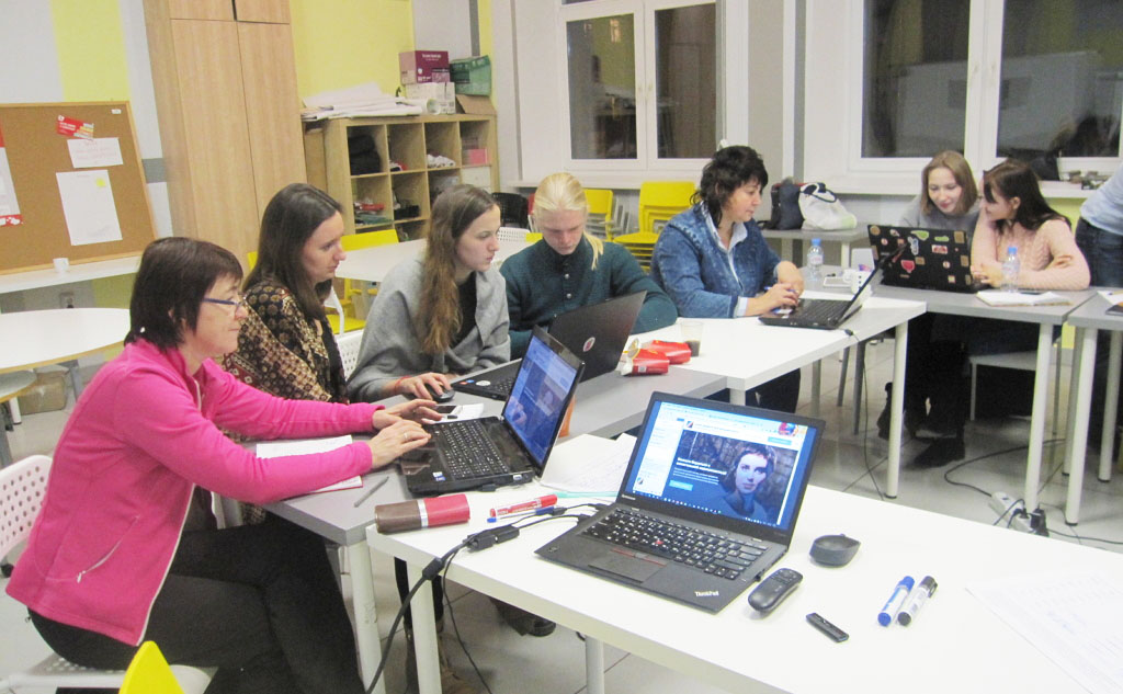 Участники презентации «Кандинского» в Перми настраивают свой первый сайт. Фото: Иван Печищев.