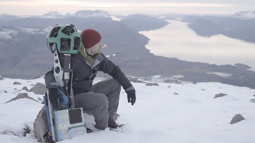 Актер и посол доброй воли ООН Николай Костер-Валдау в Гренландии снимает проект для Street View. Фото: фрагмет сайта https://blog.google/