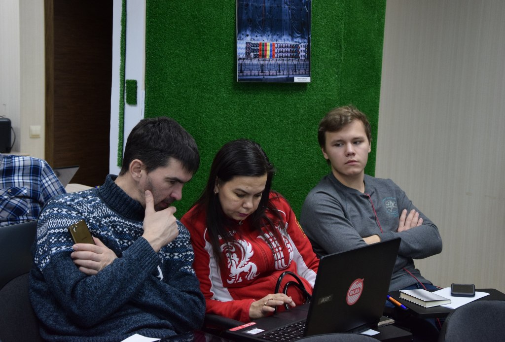 Эльмира Замалетдинова работает над созданием тестового сайта. Фото: Надежда Дерябина