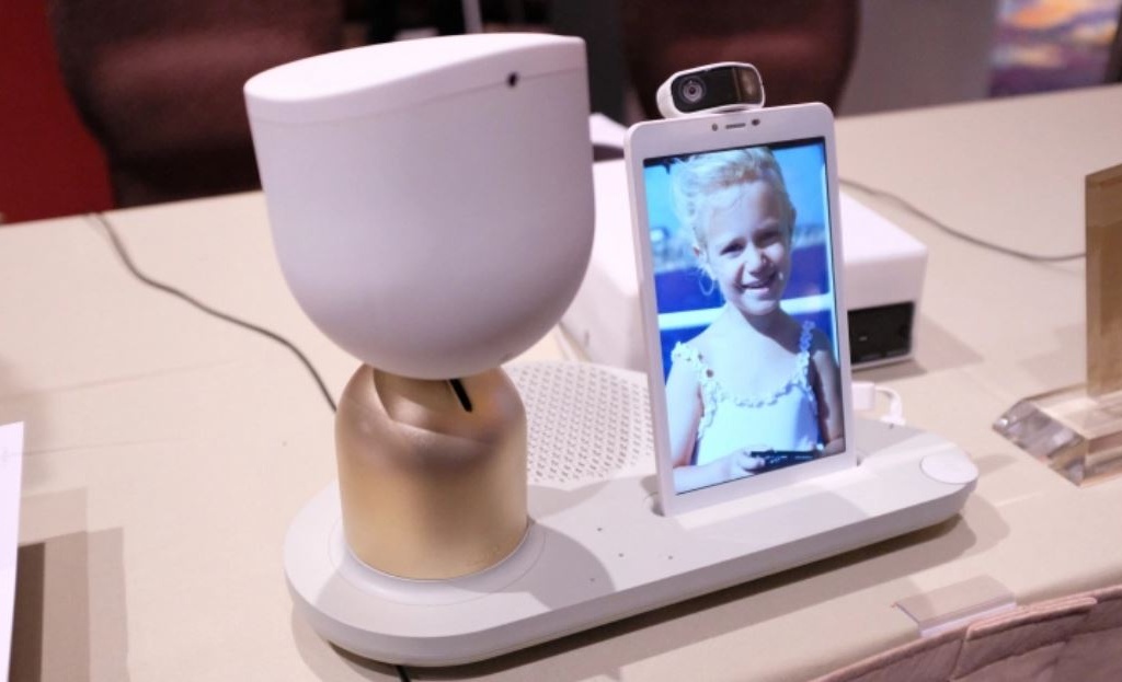 Робот похож на настольную лампу, которая стоит на столе и ведет разговор со своим хозяином.