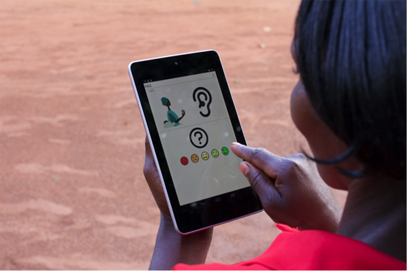 Женщина из Уганды использует Devcafe для оценки эффективности программы по обучению планирования семьи. (фото Бренди Ноннеке с сайта ssir.org)
