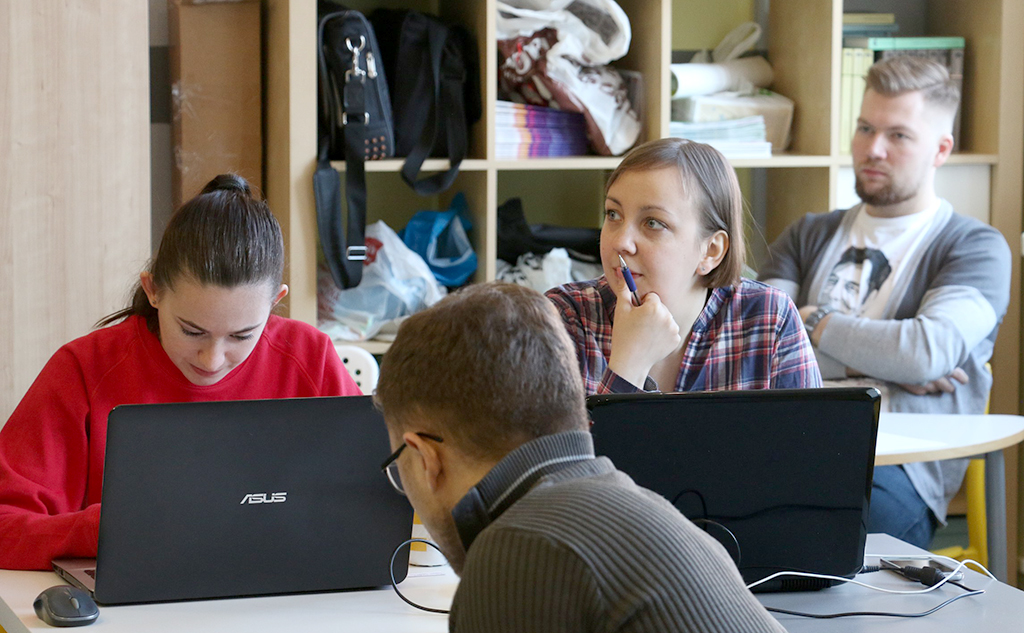 Команда Инны Савченко (справа) на Мастерской открытых данных для НКО. Фото Ксении Ершовой