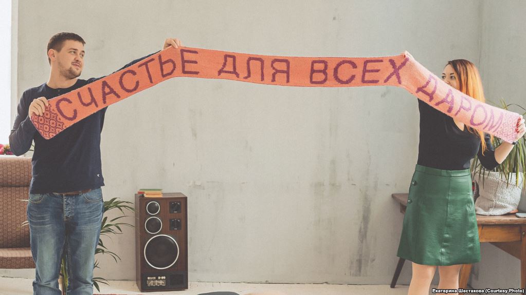 Шарф-транспарант, который сделала активистка Юлия Середа. Вся выручка с аукциона была переведена в поддержку "Открытого пространства". За две недели удалось собрать около 25 тысяч рублей.