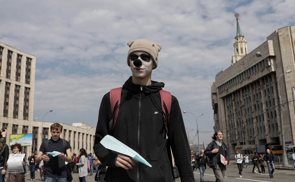 Символ Телеграма – бумажные самолетик. Участник митинга в защиту свободного интернета в Москве 30 апреля 2018 года. Фото: Влад Докшин / «Новая газета»
