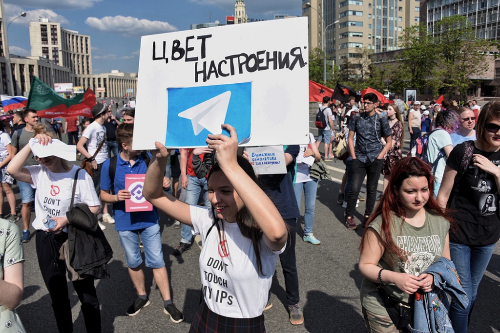 Акция «За свободный интернет» в поддержку мессенджера Telegram, которая прошла 13 мая в Москве. Фото: Виктория Одиссонова / «Новая газета»