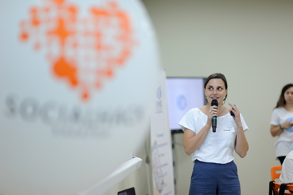 Полина Иванова презентует свой проект. Фото предоставлено организаторами хакатона.