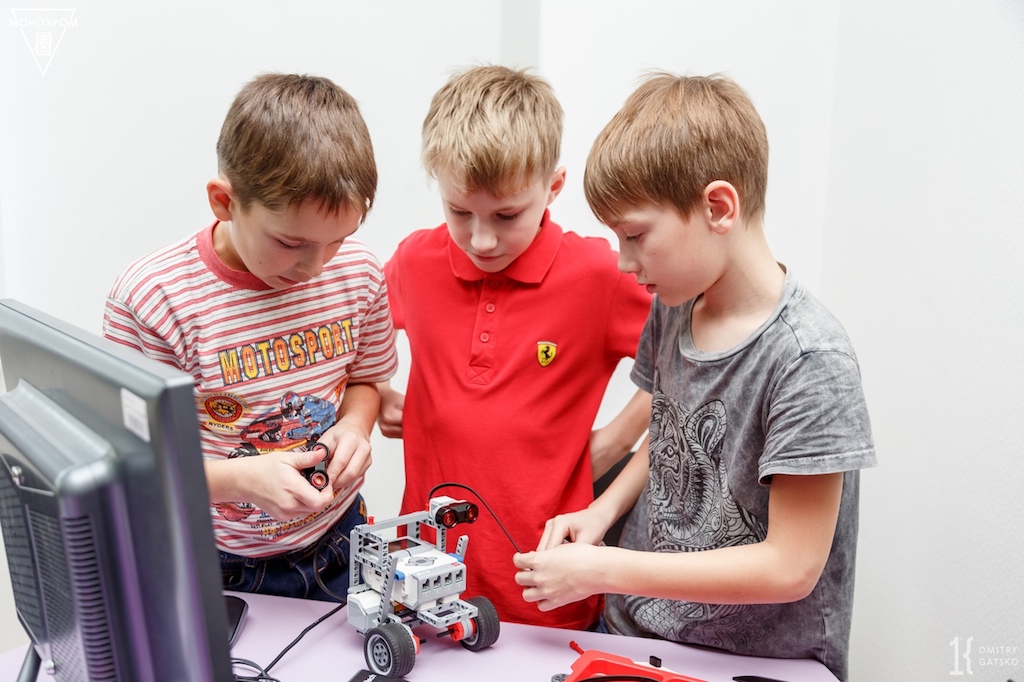 Школьники учились работать на конструкторе Lego Mindstorm EV3. Фото: Дмитрий Гацко