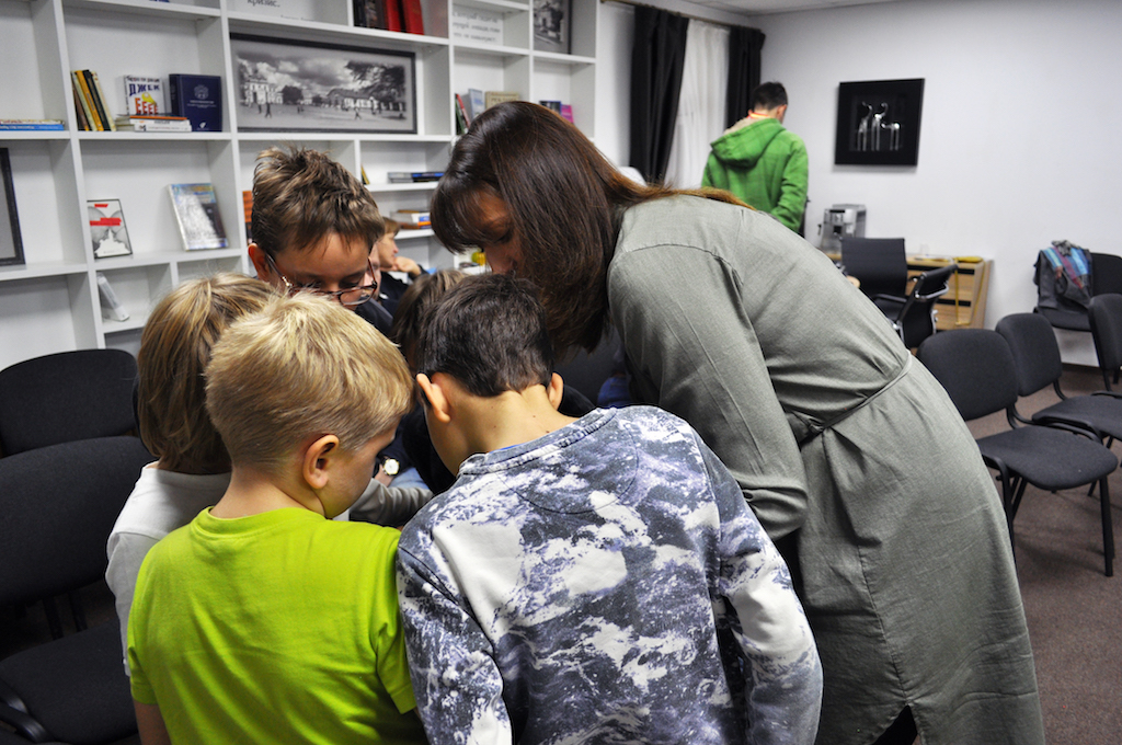 Наталья Фирсова рассказывает детям, как создается сценарий игр. Фото: Юлия Черушова 