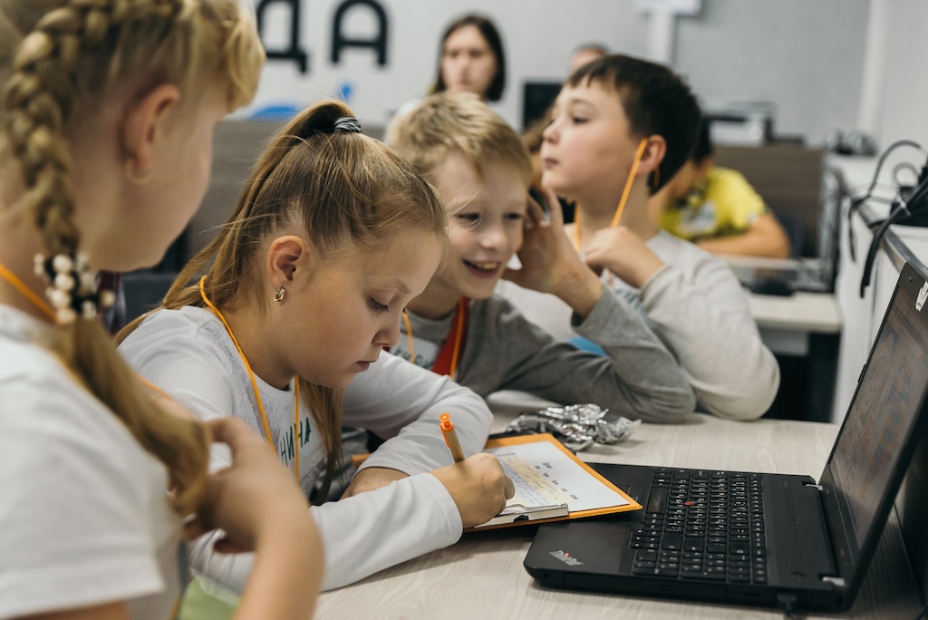 Ребята изучили основы программирования в Scratch. Фото: Александр Рунов