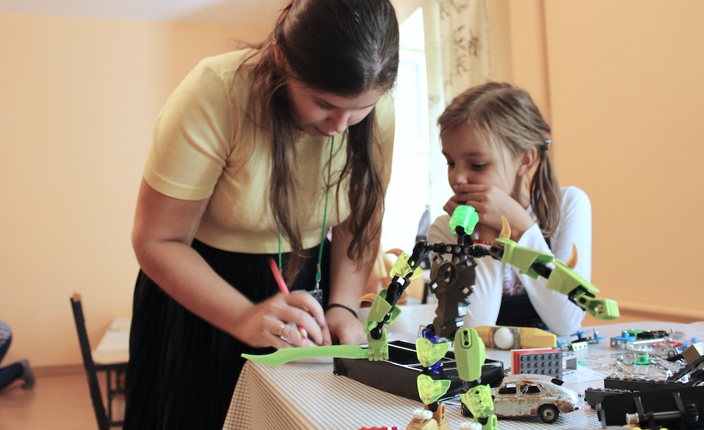Елизавета Емельяненко помогала детям собирать роботов. Фото: Дарья Кобзаренко
