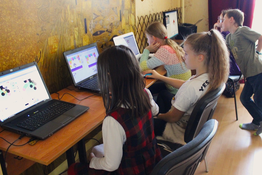 Дети познакомились с языком Scratch и создали на нём небольшие проекты. Фото: Дарья Кобзаренко