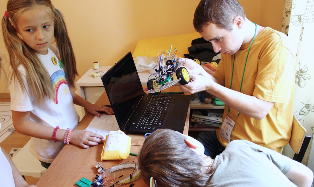 Иван Емельяненко научил детей управлению роботами на платформе Arduino. Фото: Дарья Кобзаренко