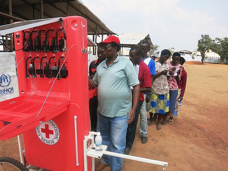 Мобильный киоск в Руанде для беженцев из Бурунди. 