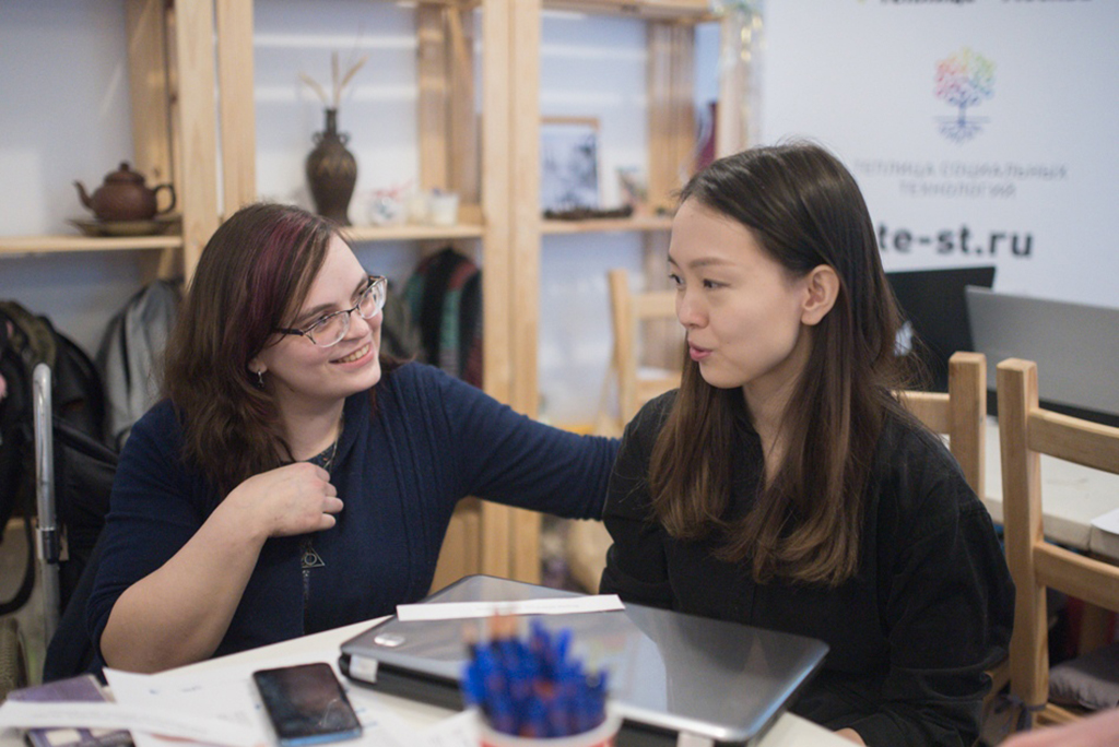 Анна Федотова, участница Англиского разговорного клуба,и Элина Ким, создательница проекта «ЭкоВязьма». Фото: Мария Борисёнок.