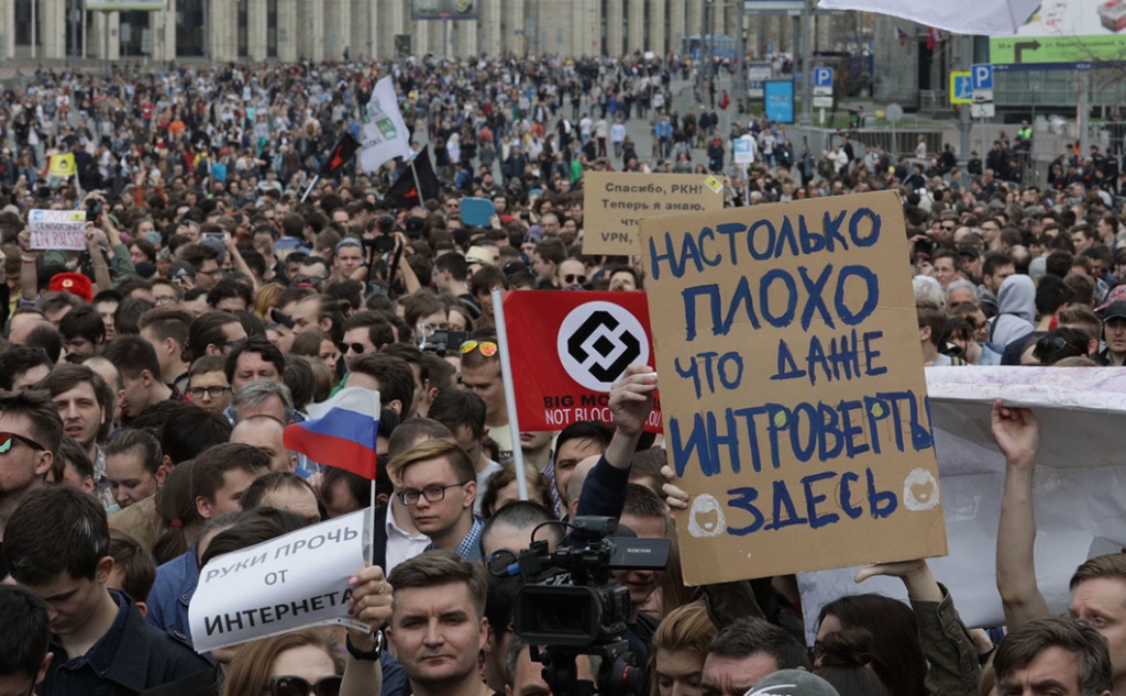 В апреле 2018 года более 12 тысяч человек на шествии за свободный интернет призвали к отставке главы Роскомнадзора в Москве. Фото: Влад Докшин / «Новая газета»