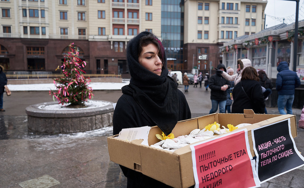 В центре Москвы участницы группы «ПерезаGRUZка» устроили акцию «На: память». Фото: Алексей Абанин, телеканал "Дождь".