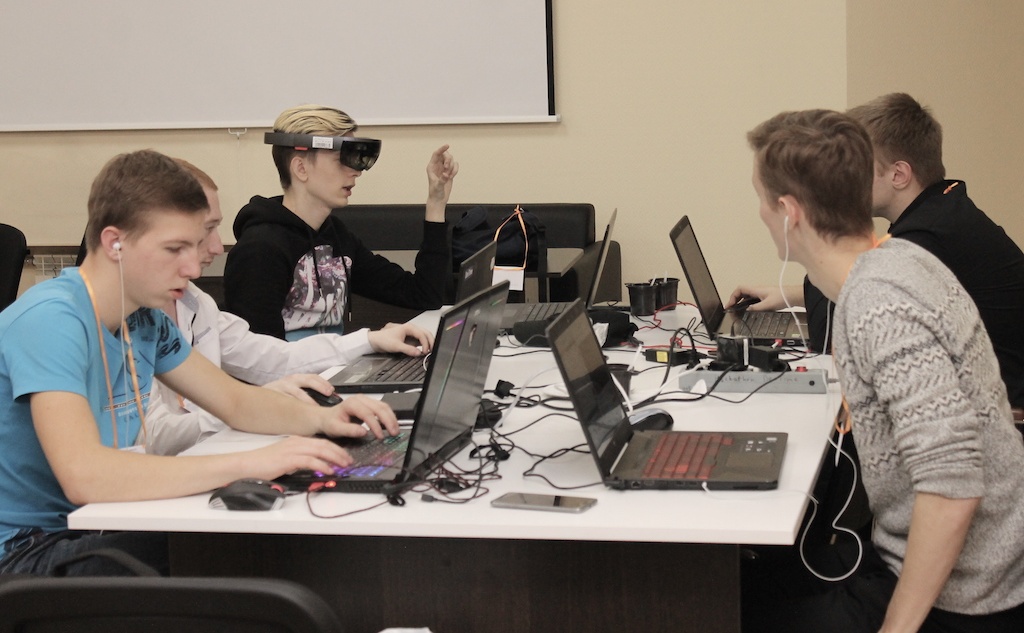 В 2018 году в Кемерово в рамках инициативы Meet and Code прошел хакатон «Умный университет». Фото: Дмитрий Гацко