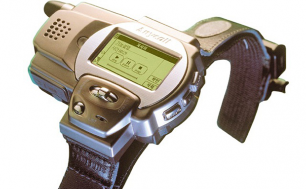 Одно из первых массовых носимых устройств: часы SPH-WP10, которые представил Samsung в 1999 году. Изображение: mobile-review.com.