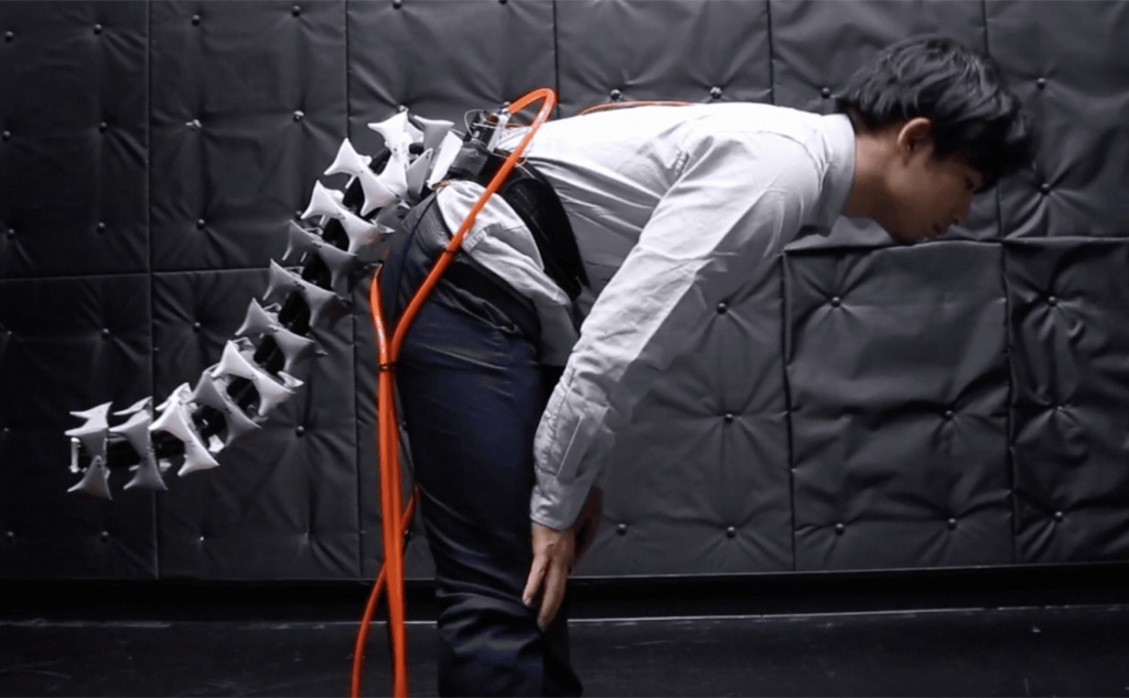 Японские ученые создали механический хвост, который поможет пожилым людям. Фото из ролика Arque.