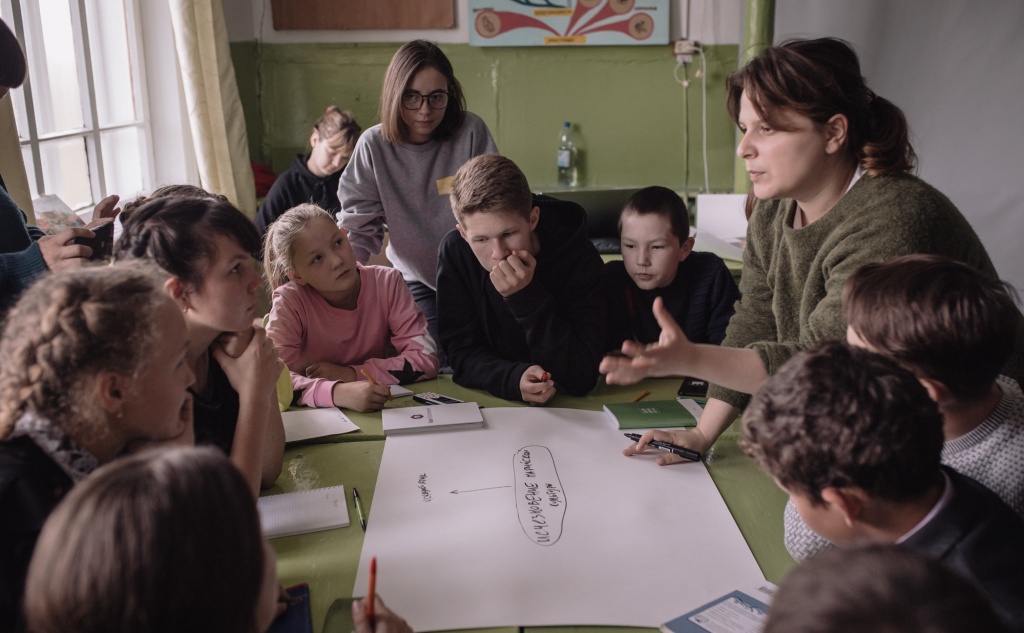 Преподаватели "Кружка" проводят школу журналистики в селе Сардаял. Фото предоставлено проектом (автор Лиза Кочергина).