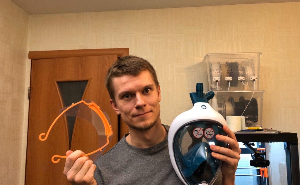 Программист Александр Улитин из Уфы с изготовленными на 3D-принтере изделиями. Фото из личного архива.
