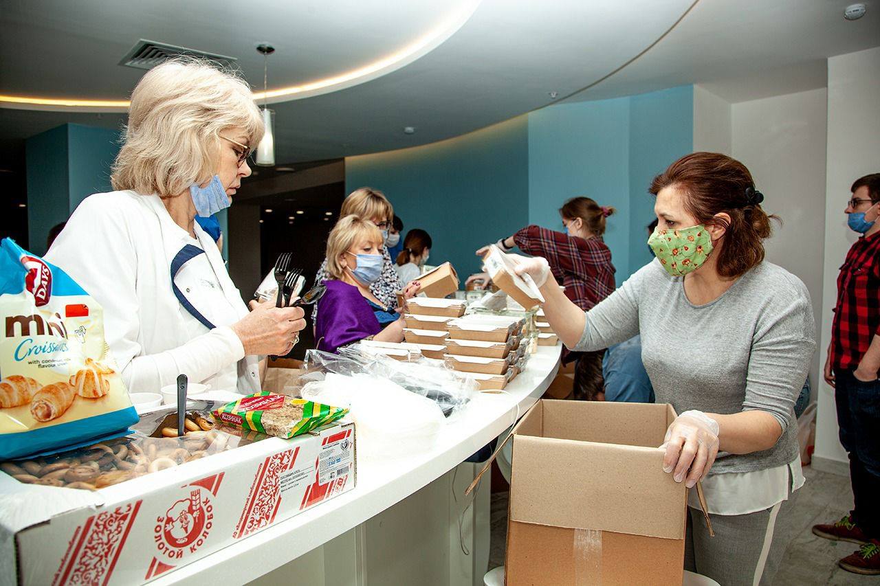 Волонтеры доставляют еду в больницу. Фото: Патимат Муртазалиева.