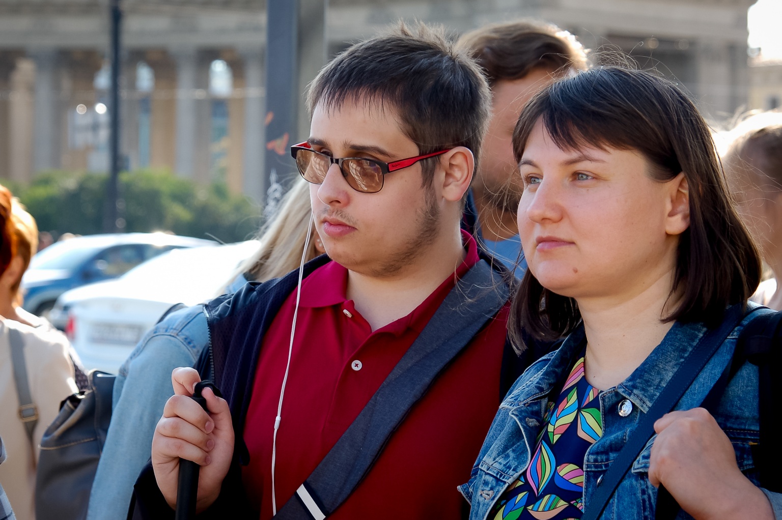 Елена Шамраева с Артемом Плаксивым, слабовидящим веб-разработчиком. Фото Everland.