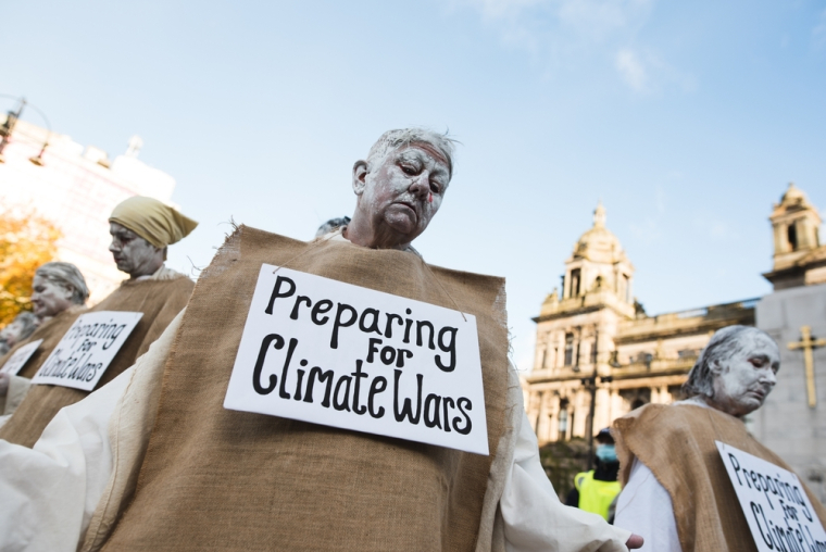 Пикет экоактивистов во время COP26