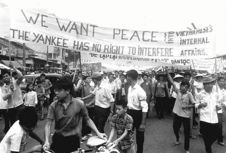 "Anti-war protest in Saigon, May 1966"от manhhai лицензировано под CC BY 2.0