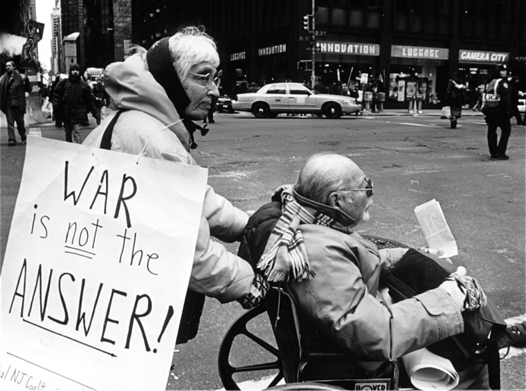 Антивоенные протесты в Нью-Йорке, 2003 год. Фото Flickr, ChrisGoldNY.